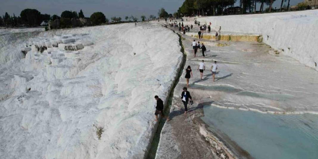 Beyaz Cennet Pamukkale’ye ilgi her gün artıyor! Asyalılardan yeni akın: “Burası gerçekten kutsanmış bir yer gibi” 1